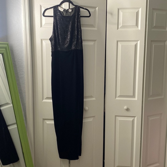 SCALA Gown - Picture 1 of 9